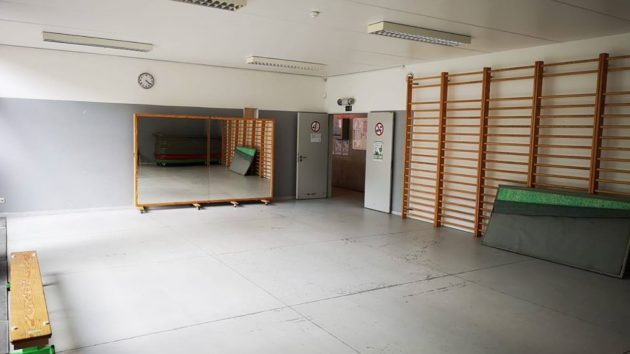 <p>Les dimensions de la salle sont de 10,80/7,30 m; la hauteur sous plafond de 3 m</p>
