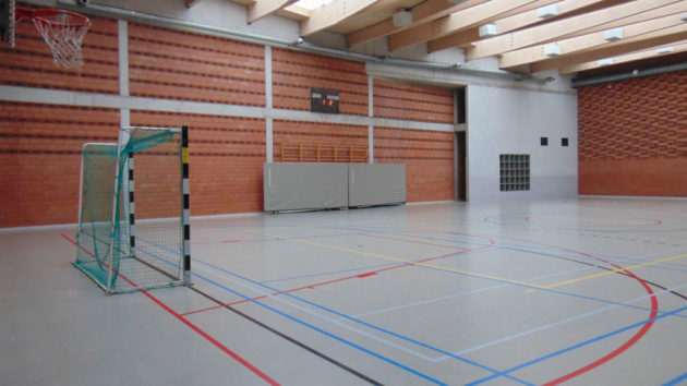 <p>L'aire de jeu est de 29,60/18,02 m; la hauteur sous plafond de 7 m</p>
